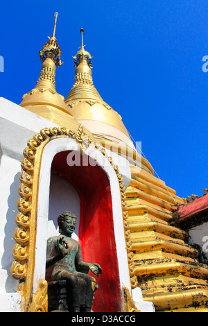 Statua in rame di un Buddha in Thailandia. Foto Stock