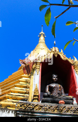 Statua in rame di un Buddha in Thailandia. Foto Stock