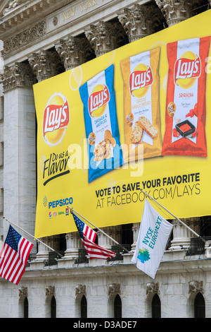 Un banner di fronte al New York Stock Exchange promuove i laici del nuovo chip aromatizzato Foto Stock