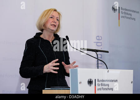 Berlino, Germania. 14 Febbraio, 2013. Dichiarazione del nuovo Ministro federale dell'istruzione e della ricerca, Johanna Wanka presso il Ministero federale per la formazione e la ricerca a Berlino. Credito: Reynaldo Chaib Paganelli / Alamy Live News Foto Stock