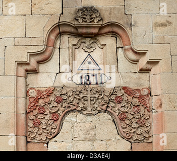 Un bellissimo ornamento della facciata di una chiesa di Kotel città in Bulgaria. Foto Stock