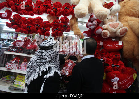 Febbraio 14, 2013 - Gaza City, nella Striscia di Gaza, Territori palestinesi - palestinesi negozio per regali a tema il giorno di San Valentino in Cisgiordania città di Ramallah, il 14 febbraio 2013. Il giorno di San Valentino è sempre più popolare della regione come le persone che hanno preso l'abitudine di dare fiori, carte, cioccolatini e regali per innamorati per celebrare l'occasione (credito Immagine: © Issam Rimawi APA/images/ZUMAPRESS.com) Foto Stock