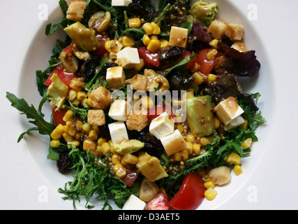 Vestito con insalata di formaggio e avocado nel ristorante spagnolo a Tenerife, Isole Canarie Foto Stock