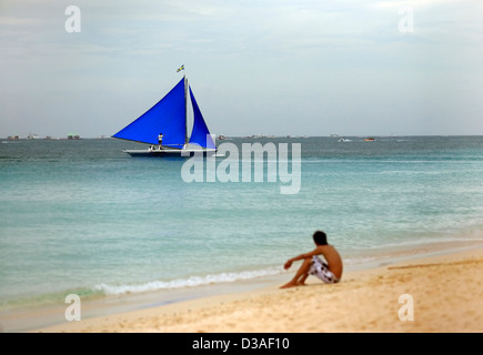 Il ragazzo solitario su una costa di silent ocean Foto Stock