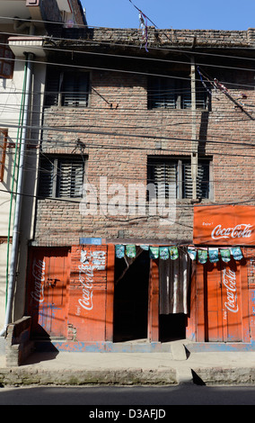 Bar con Coca Cola pubblicità Kathmandu in Nepal Foto Stock