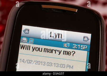Ti sposerà me? - Proposta ricevuta sul telefono cellulare su San Valentino il giorno di San Valentino Foto Stock