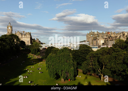 Guardando a est sopra East Princes Street Gardens verso North Bridge nel centro di Edimburgo, Scozia, Regno Unito Foto Stock