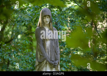 Stahnsdorf, la Germania, la statua di una donna sulla Suedwestkirchhof Stahnsdorf Foto Stock