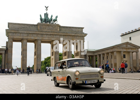 Berlino, Germania, la Trabant 601 società di autonoleggio Trabi Safari viaggia attraverso il Pariser Platz Foto Stock