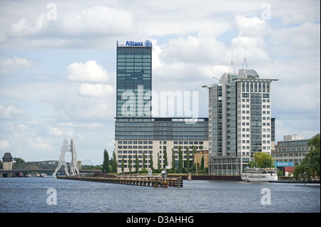 Berlino, Germania, la Treptowers e la molecola uomo sulla Sprea Foto Stock