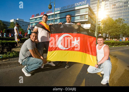 Berlino, Germania, con Deuschtuerken selbstgenaehter bandiera Tedesco-turco Foto Stock