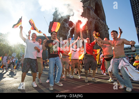 Berlino, Germania, con i tifosi di calcio allegria dopo il Bengala flare vittoria knockout Foto Stock