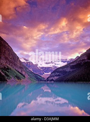 Il Lago Louise al tramonto. Il Parco Nazionale di Banff, Canada. Foto Stock