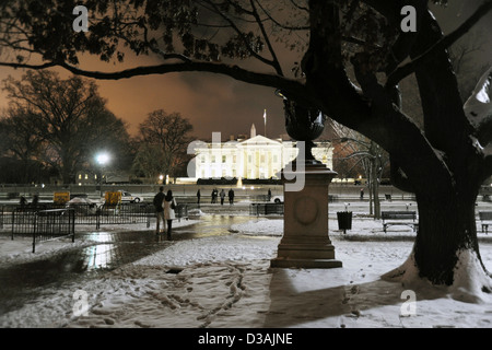 Casa bianca di notte nella neve da Lafayette Park di Washington D.C., USA, Foto Stock