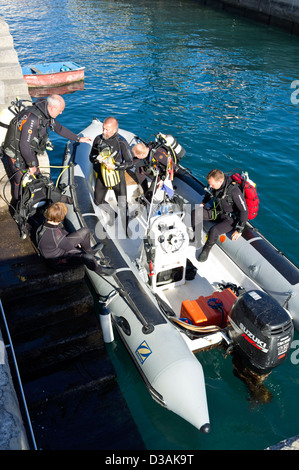 I subacquei ottenere pronto per andare su un tuffo di lasciare il porto in una nervatura, semi barca rigida gonfiabile, Playa San Juan, Tenerife, Foto Stock