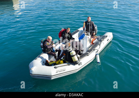 I subacquei ottenere pronto per andare su un tuffo di lasciare il porto in una nervatura, semi barca rigida gonfiabile, Playa San Juan, Tenerife, Foto Stock