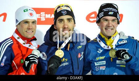Da sinistra a destra medaglia d'argento Tim Burke di USA, medaglia d'oro Martin Fourcade della Francia e medaglia di bronzo vincitore Fredrik Lindstrom di Svezia pone durante la premiazione per la 20 km maschile gara a i Campionati Mondiali di Biathlon di Nove Mesto na Morave, Repubblica Ceca, giovedì 14 febbraio, 2013. (CTK foto/Lubos Pavlicek) Foto Stock