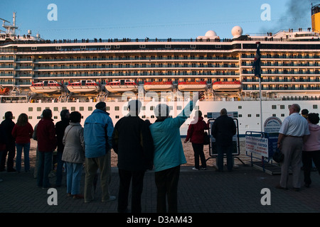Warnemuende, Germania, Costa Atlantica nave da crociera nel porto Foto Stock