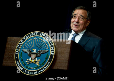 Il Segretario alla difesa degli Stati Uniti Leon Panetta presenta l'ex Segretario di Stato Hillary Rodham Clinton con il Dipartimento della Difesa Civile Distinguished Service Award nel corso di una cerimonia al Pentagono Febbraio 14, 2013 in Arlington, VA. Foto Stock