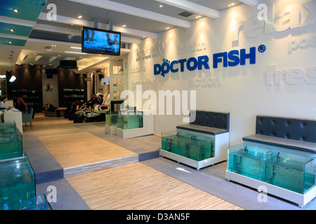 Grecia Atene plaka adrianou street doctor fish terapia del piede e day spa Foto Stock