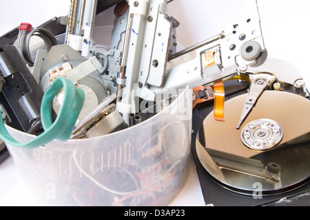 Piccolo mucchio di miste di rifiuti elettronici. Foto Stock