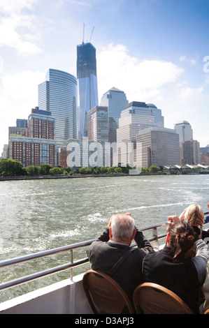 Stati Uniti d'America, New York Manhattan, turisti sulla Circle Line Tour in Barca, Financial District Skyline Foto Stock