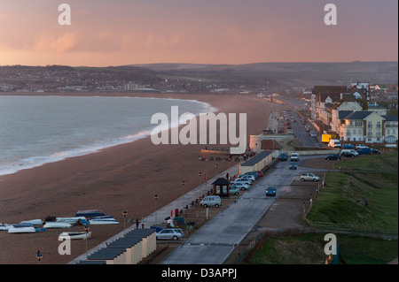 Vista sulla città di Seaford in East Sussex con la città di Newhaven in background. Inghilterra, Regno Unito. Foto Stock