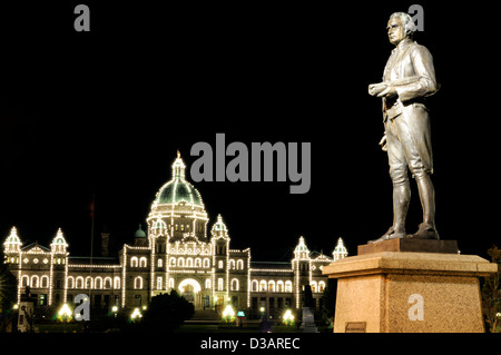 Statua del capitano James Cook illuminata di notte victoria gli edifici del parlamento a Vancouver Island illuminazione notturna luce accesa Foto Stock