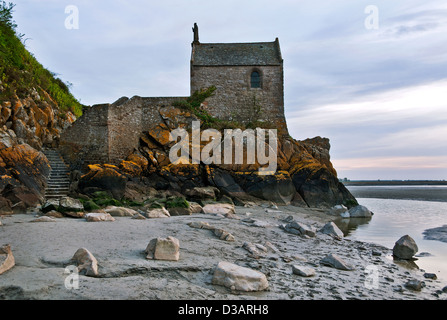 Vecchio rovinato vicino alla spiaggia Foto Stock