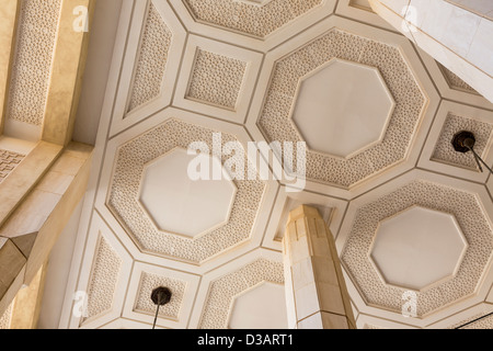 Particolare del soffitto, Grande moschea Masjid al-Kabir, Kuwait City, Kuwait Foto Stock