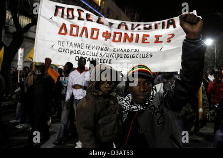 Salonicco, Grecia. 14 febbraio 2013. Anti-razzismo nel rally di Salonicco. Centinaia di persone hanno protestato contro la morte di 38 anno vecchio Babakar Ndiaye dal Senegal che morì dopo la caduta da un'altezza di 7 metri per la stazione ferroviaria di Atene inseguita dalla polizia municipale il 1 febbraio 2013. Salonicco, Grecia. Febbraio 14, 2013. Credito: Konstantinos Tsakalidis / Alamy Live News Foto Stock