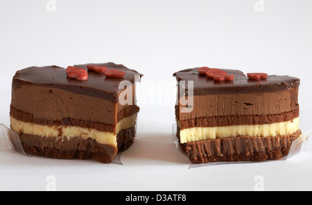 Due a forma di cuore di cioccolato tripla cielo dessert dessert isolati su sfondo bianco - ideale per il giorno di San Valentino, il giorno di San Valentino Foto Stock