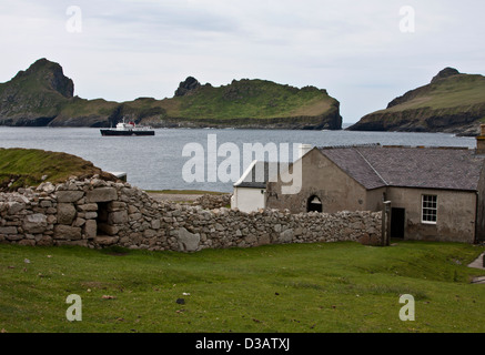 St Kilda, Hirta, Il Manse e la Chiesa e la scuola con il villaggio Porto e isola di Dun Foto Stock