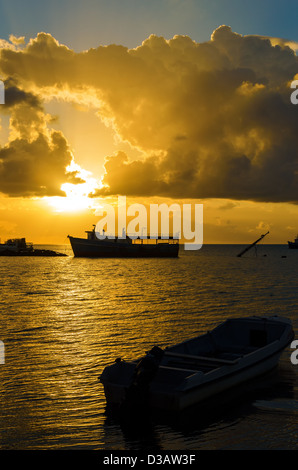 Golden sunrise su barche nel porto caraibico di San Andres, Colombia Foto Stock