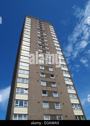 Un'autorità locale di proprietà di alta torre di set di blocco contro il cielo blu Foto Stock