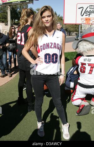 Las Vegas, Nevada, USA. 14 febbraio 2013. Nina Agdal ad una apparizione pubblica per del costume da bagno illustrata sport saluta il problema di pallacanestro del NCAA Conference Championships, "Benvenuti a Las Vegas' segno, Las Vegas, NV Febbraio 14, 2013. Foto di: James Atoa/Everett raccolta/Alamy Live News Foto Stock