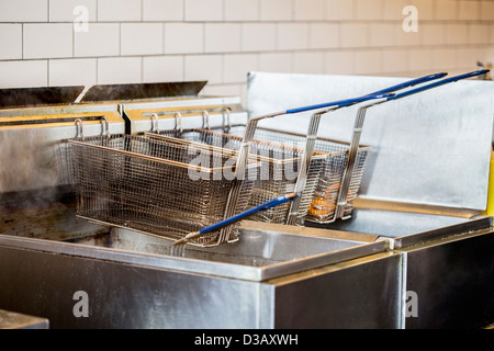 Cesti sulla friggitrice in ristorante Foto Stock