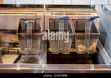 Cesti sulla friggitrice in ristorante Foto Stock
