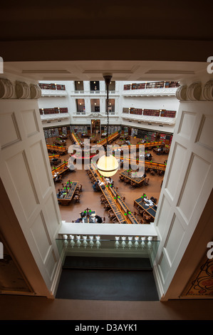 Guardando attraverso una cornice per una apertura nella squisitamente ornato La Trobe sala lettura in biblioteca dello Stato di Victoria. Foto Stock