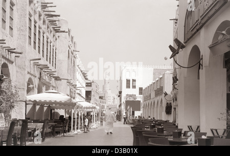 Souq Waqif a Doha, Qatar, Arabia, nel febbraio 2013, fotografato su grandi formati film con una leggera tinta seppia applicato. Foto Stock