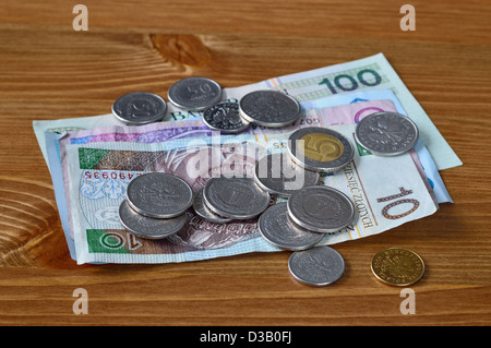 Il polacco denaro posa su un tavolo. PLN le banconote e le monete in euro. La Polonia. Foto Stock
