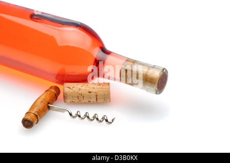 Primo piano della arrossire una bottiglia di vino e un cavatappi posa su uno sfondo bianco con riflessione e di ombra. Foto Stock