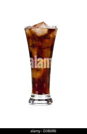 Bicchiere pieno di cola e ghiaccio isolato su sfondo bianco Foto Stock