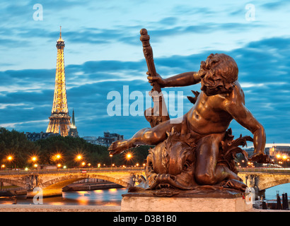 Pont ponte Alexandre III e la Torre Eiffel. Foto Stock