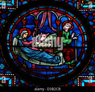 Vetrata raffigurante la Santa Famiglia a Betlemme, nella cattedrale di Bayeux in Normandia, Francia. Foto Stock