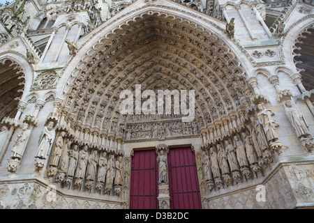 Timpano della Cattedrale di Nostra Signora di Amiens (francese: Cathédrale Notre Dame d'Amiens) Foto Stock
