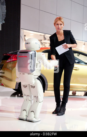 Asimo, la super-intelligente robot umanoide è semplicemente agitando la mano con una signora al sessantaquattresimo Internationale Automobil Ausstellung (I Foto Stock