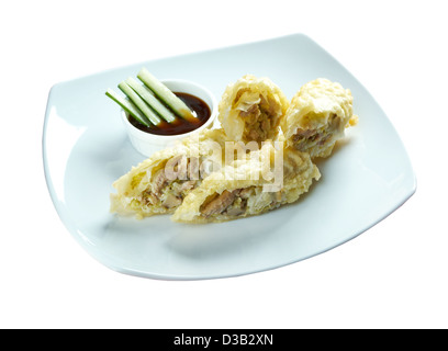 Tempura maki sushi - rotolo realizzato c di verdura e carne..isolati su sfondo bianco. tracciato di ritaglio Foto Stock