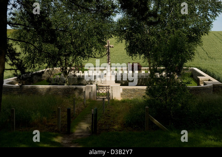 Stazione ferroviaria cava cimitero britannico Hebuterne sulle somme contenente 107 tombe dalle battaglie del 1916 nella prima guerra mondiale Foto Stock