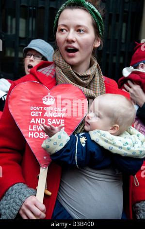 Protesta al di fuori del reparto di salute di madri e neonati contro la proposta di declassamento di Lewisham hospital Foto Stock
